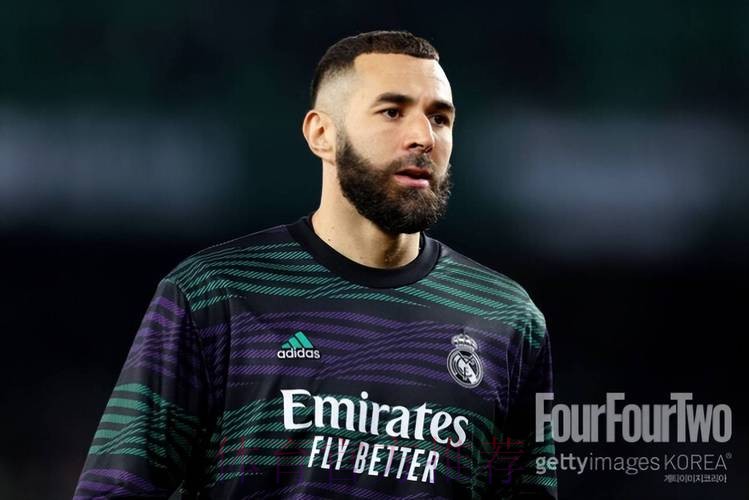 本泽马率半支皇马力克强敌 对手球迷都被征服 本泽马率半支皇马力克强敌 对手球迷都被征服